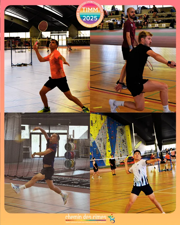 Quatre scènes de jeu sur les terrains de badminton, chaque personne saisie en pleine frappe.